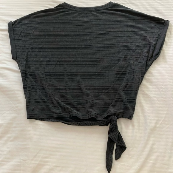 GapFit Breathe small women’s Boxy Tie Front Short Sleeve Tee - Picture 6 of 14